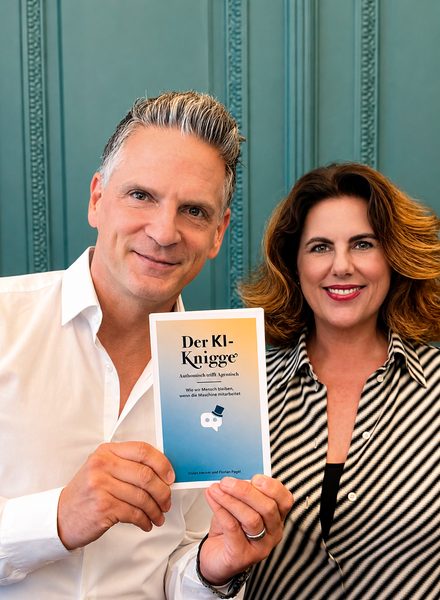 Vivian Hecker und Florian Pagel mit dem Buch